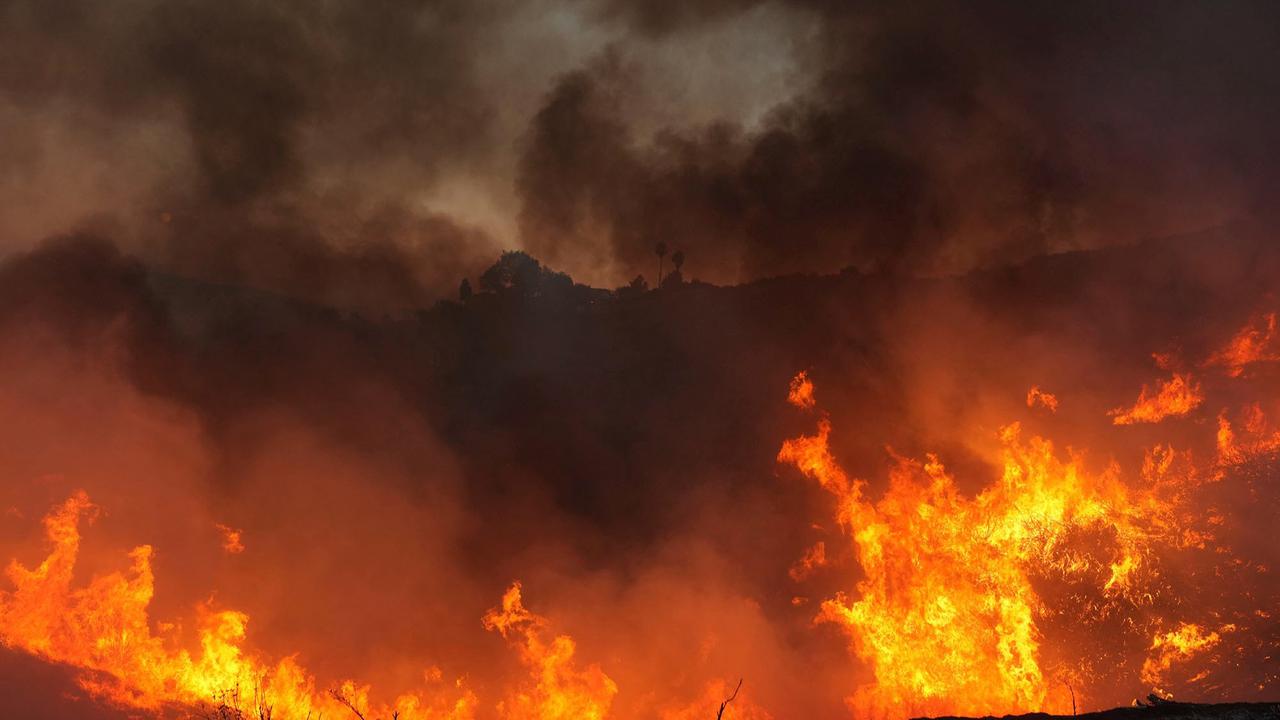FOTO: Kebakaran Hutan Mengerikan di Utara Los Angeles,  Ribuan Warga Dievakuasi