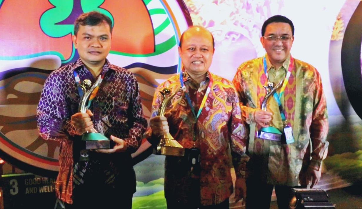 Direktur Utama PT Pupuk Kaltim Bakir Pasaman (tengah) berfoto bersama Direktur Produksi PT Pupuk Sriwidjaja Filius Yuliandi dan GM Produksi PT Pupuk Kujang Ariffianto, usai menerima penghargaan PROPER di Jakarta, Kamis (27/12).(Liputan6.com/HO/Ines)