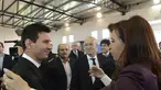Presiden Cristina Fernandez de Kirchner menyambut Lionel Messi dengan pelukan di Buenos Aires, Senin (14/7/14). (REUTERS/Argentine Presidency)