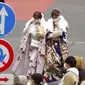 Para wanita berusia 20 tahun mengenakan kimono untuk merayakan upacara Coming of Age Day di Distrik Shibuya, Tokyo, Jepang, Senin (10/1/2022). Coming of Age Day diadakan setiap tahun pada Senin kedua bulan Januari untuk merayakan remaja Jepang menjadi dewasa. (AP Photo/Eugene Hoshiko)