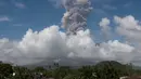 Gunung Mayon di Filipina mengeluarkan gumpalan asap raksasa terlihat dari Camalig, selatan Manila, Senin (22/1). Status level 4 menandakan bahwa letusan gunung akan terjadi dalam waktu dekat. (AP Photo/Earl Recamunda)