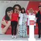 Chief Operating Officer Halodoc Veronica Sari Utami (Kiri),  dr. Imelda Datau, MM selaku Ketua Perhimpunan Dokter Umum Indonesia (tengah), Senior Brand Manager Lifebuoy, Kevin Stefano (jas hitam)/Stella Maris.