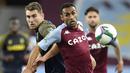 Bek Aston Villa, Ahmed Elmohamady, berebut bola dengan penyerang Stoke City, Sam Vokes, pada laga Piala Liga Inggris di Stoke City, Jumat (2/10/2020) dini hari WIB. Aston Villa kalah 0-1 atas Stoke City. (AFP/Peter Powell/pool)