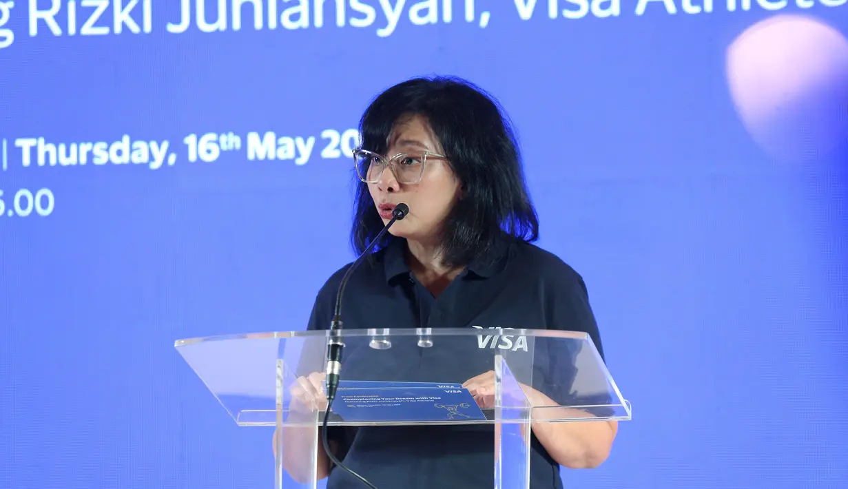 Country Manager Visa Indonesia, Vira Widiyasari berbicara dalam acara konferensi pers pengumuman terpilihnya lifter Indonesia, Rizki Juniansyah sebagai bagian Tim Visa pada Olimpiade Paris 2024 di The Residence OnFive, Grand Hyatt, Jakarta, Kamis (16/5/2024). (Bola.com/Syahkist Afi)