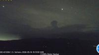 Gunung Semeru mengalami erupsi nan disertai awan panas guguran pada Sabtu malam. (Dok. Antara)