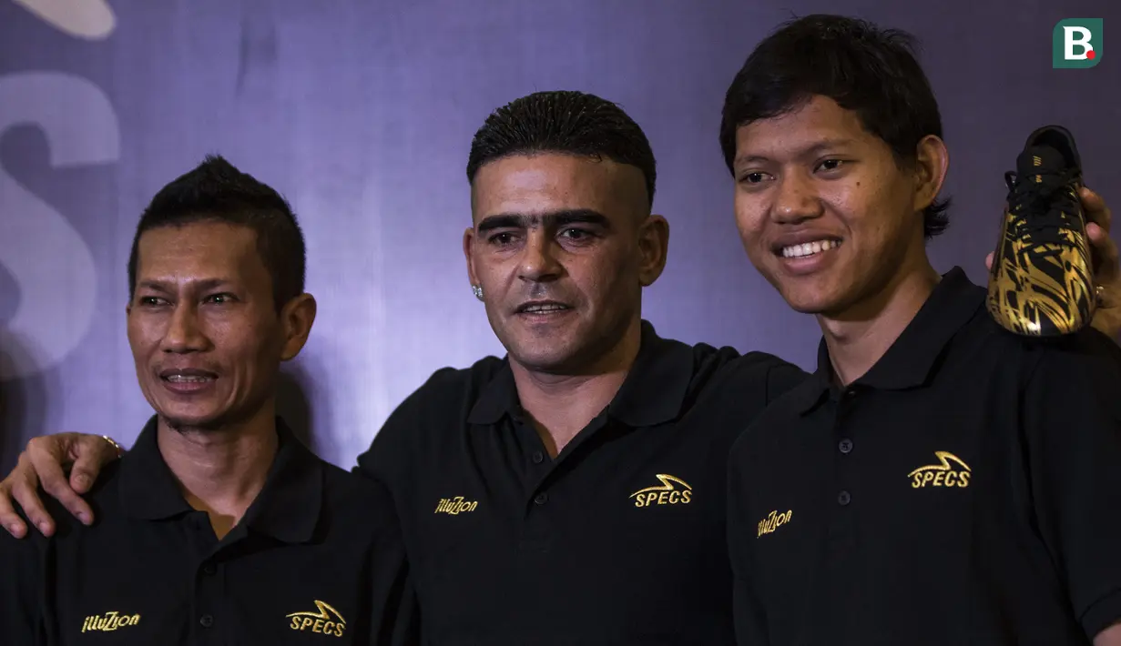 Ismed Sofyan, Cristian Gonzales dan Adam Alis, saat peluncuran sepatu Specs Futuristik di Restoran Terrace, Jakarta, Senin (4/6/2018). Sejumlah bintang Liga 1 Indonesia menghadiri peluncuran sepatu terbaru dari Specs. (Bola.com/Vitalis Yogi Trisna)