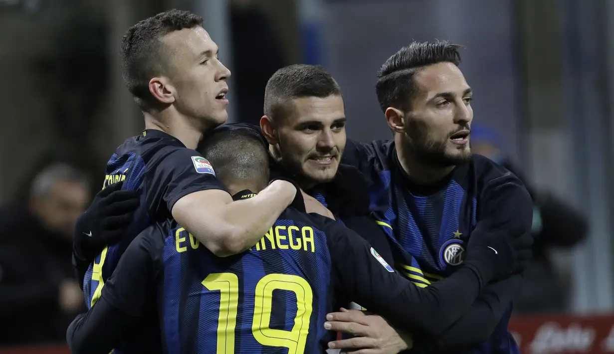 Pemain Inter Milan, Ivan Perisic (kiri) merayakan golnya ke gawang Chievo bersama rekan-rekannya pada lanjutan Serie A di San Siro stadium, Milan, (14/1/2017). Inter menang 3-1. (AP/Luca Bruno)