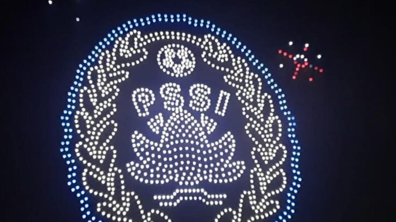 Atraksi 1400 Drone Menghiasi Langit Bandung di Closing Ceremony Piala Presiden 2025