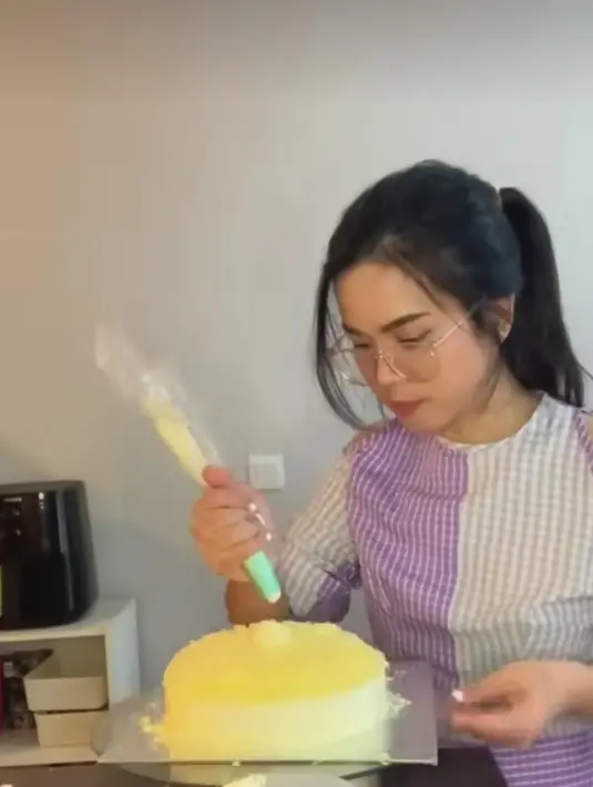 Selain membuat baju, Sinta juga sering membagikan kontennya yang sedang membuat kue. [instagram/sisisinta]