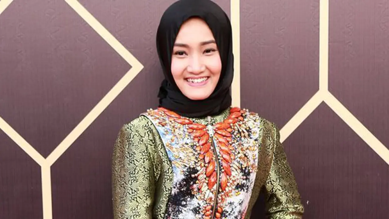 Fatin sering belanja online/copyright: KapanLagi.com