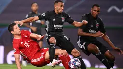 Penyerang Bayern Munchen, Robert Lewandowski, berebut bola dengan bek Olympique Lyon, Marcal, pada semifinal Liga Champions 2019/2020 di Estadio Jose Alvalade, Kamis (20/8/2020) dini hari WIB. Bayern Munchen menang 3-0 atas Lyon. (AFP/Franck Fife/pool)