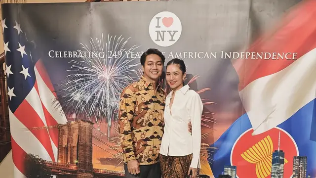 Mikha Tambayong dan Deva Mahenra Hadiri Perayaan Kemerdekaan Amerika Serikat di Jakarta. [@miktambayong]