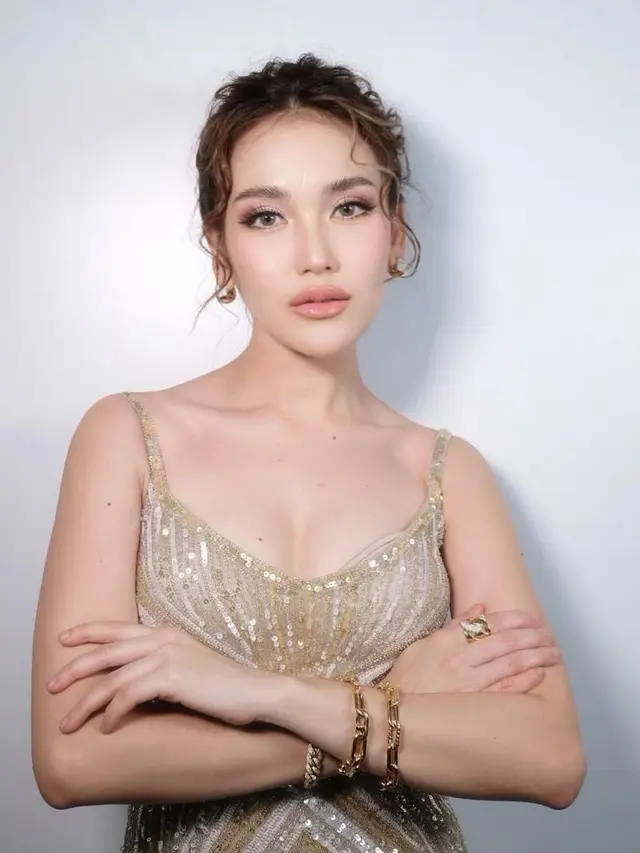 Ayu Ting Ting Tampil Glamor dengan perhiasaanya.  [@ayutingting92]