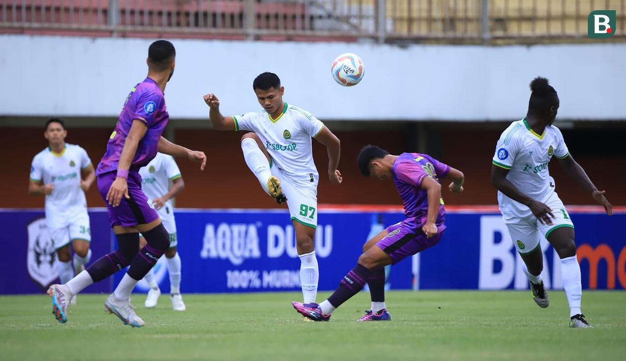 Pemain Persikabo 1973, Dimas Drajad (tengah) berebut bola dengan pemain RANS Nusantara FC, Muhammad Akbar pada laga pekan pertama BRI Liga 1 2023/2024 antara RANS Nusantara FC menghadapi Persikabo 1973 di Stadion Maguwoharjo, Sleman, Yogyakarta, Senin (3/7/2023). (Bola.com/Nandang Permana)