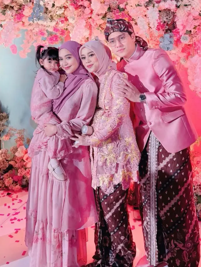 6 Gaya Tamu Seleb di Syukuran 7 Bulan Kehamilan Kedua Lesti Kejora, dari Geng Mamayu, Shireen-Zaskia Sungkar, hingga Aaliyah Massaid