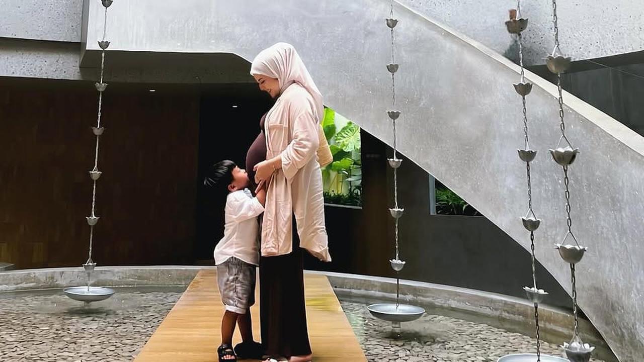 Kesha Ratuliu Tampil Memesona dengan Gaya Simpel dan Elegan Nikmati Kehamilan Ketiga