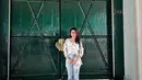 Liburan ke Kraton Yogyakarta, banyak sekali bangunan yang memiliki cat putih pada dinding dan warna hijau pada kusen kayunya. Warna putih dan hijau menjadi warna yang cukup khas dimiliki oleh Kraton Yogyakarta saat mengunjunginya. (Liputan6.com/IG/@tissabiani)