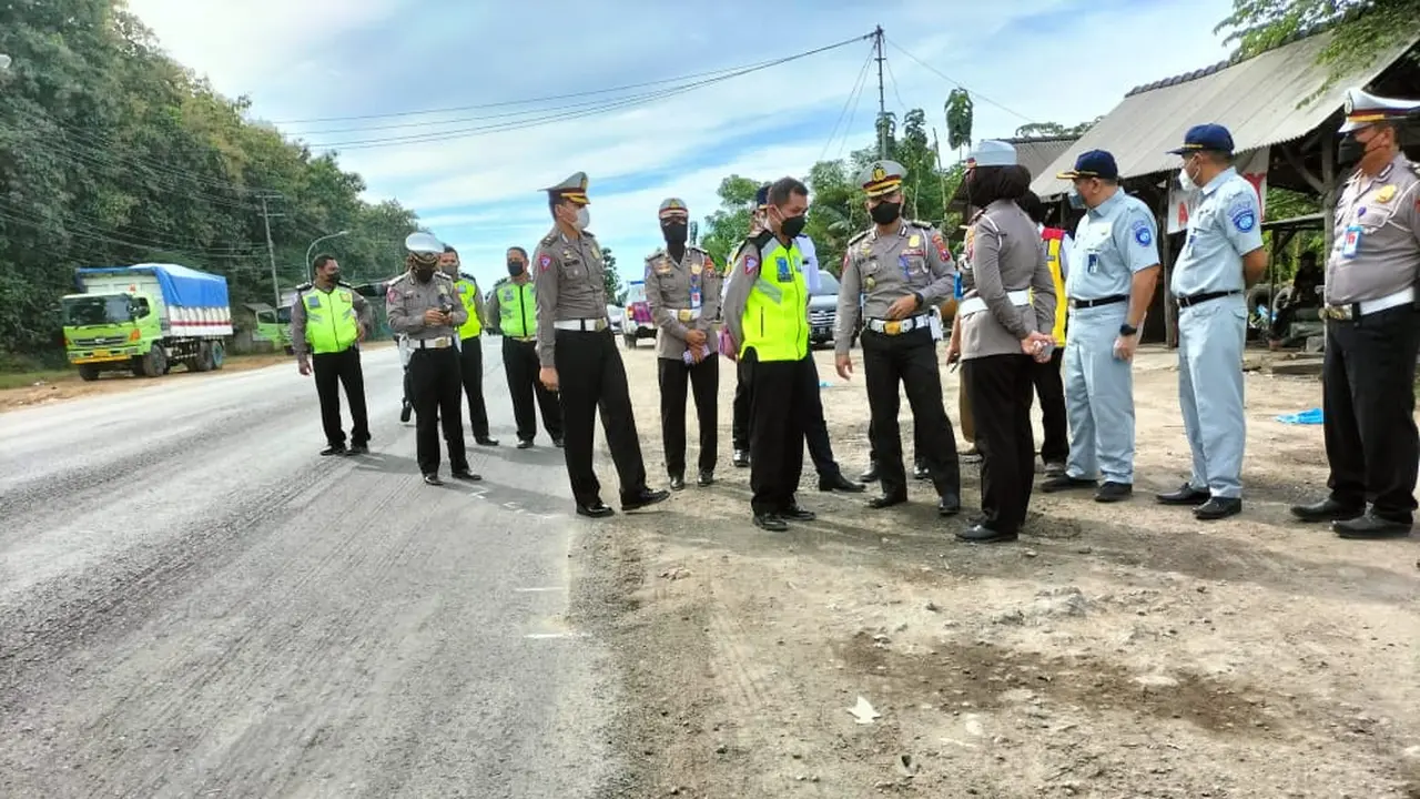 Polisi menggelar olah TKP tabrakan maut di Tuban. (Ahmad Adirin/Liputan6.com).