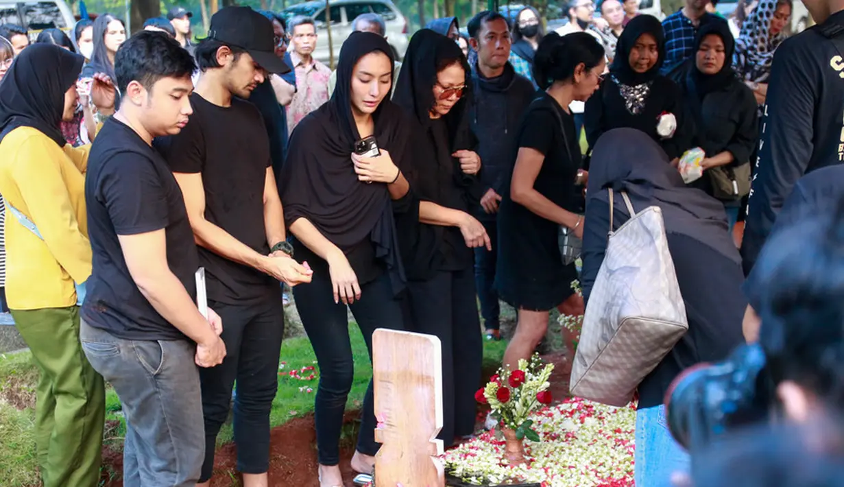 <p>Tangis Tyas Mirasih kembali pecah usai tabur bunga selesai. Salah satu kerabat langsung berusaha untuk menenangkan dan memberi pelukan. "Kalau mama kami ada kesalahan mohon dimaafkan yang sebesar-besarnya. Apabila masih ada yang mengganjal, bisa diselesaikan kepada saya atau anggota keluarga yang lain," kata Kakak laki-laki Tyas. [Foto: Muhammad Akrom Sukarya/KapanLagi.com]</p>