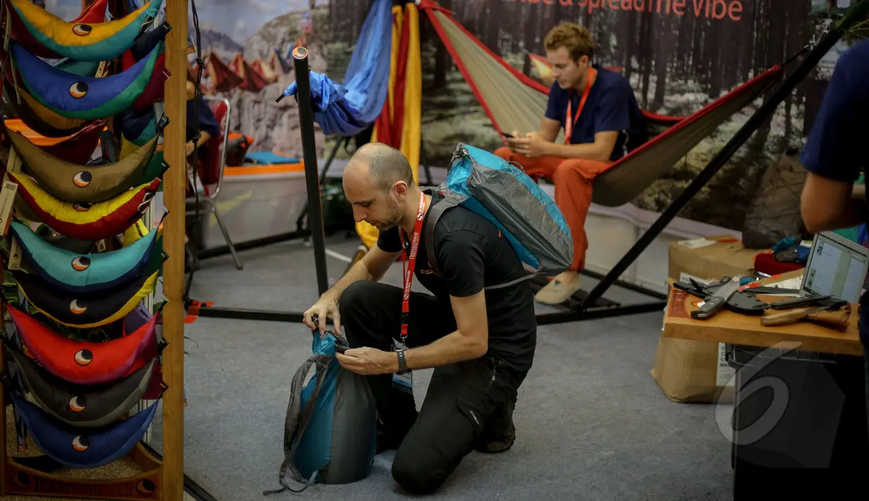 Salah satu stand di Deep & Extreme Indonesia 2015, JCC Jakarta, Kamis (30/04/2015). Dalam pameran ini dihadirkan informasi tentang dunia selam dan peralatannya, destinasi pariwisata serta industri pendukungnya. (Liputan6.com/Faizal Fanani)