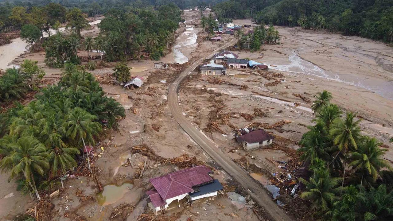 FOTO: Kerusakan Parah Akibat Banjir Bandang di Batang Toru, Tapanuli Selatan