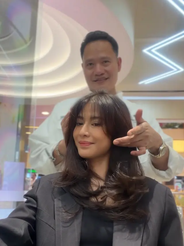 Dian Sastrowardoyo saat potong poni jadi awet muda. [@warisirwanteam]