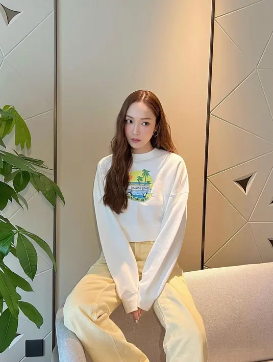 <p>Jika kamu juga memiliki rambut panjang, bisa mencontoh gaya yang satu ini. Jessica Jung tampak tak mengenakan aksesori rambut apapun, ia hanya menata rambutnya sedikit bergelombang, sangat pas untuk penampilan kasual, maupun semi formal. Foto: Instagram.</p>