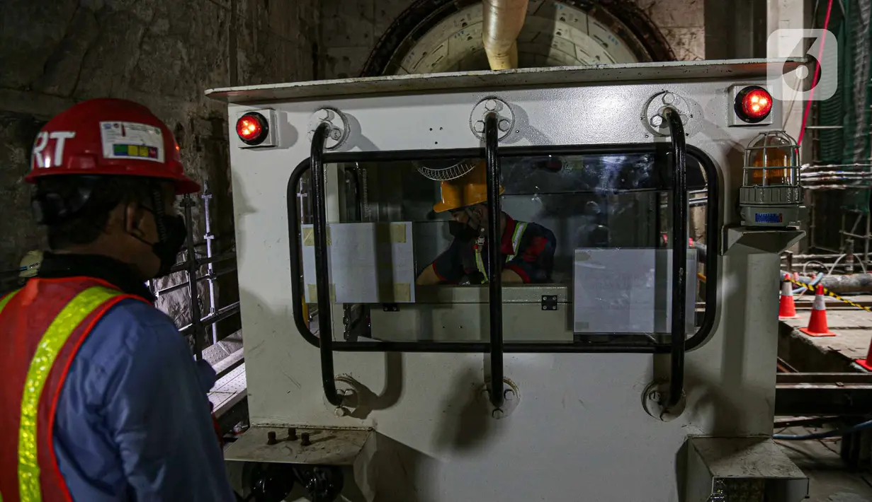 Aktivitas pekerja menyelesaikan proyek Mass Rapid Transit (MRT) Fase 2 segmen CP201 rute Thamrin - Monas di kawasan Stasiun Thamrin, Jakarta, Kamis (24/5/2022). Perkembangan proyek MRT Fase 2 Segmen CP201 rute Thamrin - Monas saat ini telah mencapai 38,80 persen. (Liputan6.com/Faizal Fanani)