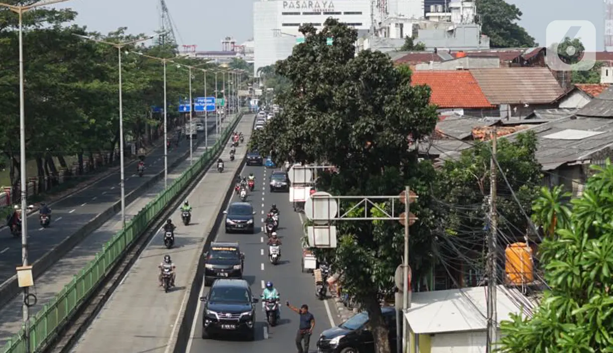 Pengendara sepeda motor menerobos jalur bus transjakarta di kawasan Pasar Rumput, Jakarta, Kamis (25/6/2020). Minimnya penindakan selama PSBB menyebabkan sebagian pemotor nekat masuk ke jalur khusus bus transjakarta tersebut. (Liputan6.com/Immanuel Antonius)