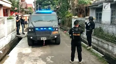 Densus 88 kembali menggerebek rumah di kawasan Tangerang, Banten. Hari ini Densus menggerebek tiga lokasi berbeda di daerah kota Tangerang.