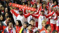Kontingen Indonesia dalam penutupan SEA Games 2019 di Stadion New Clark City, Filipina, Rabu (11/12/2019). Acara penutupan tersebut dimeriahkan dengan pesta kembang api dan penampilan Black Eyed Peas. (Bola.Com/M Iqbal Ichsan)