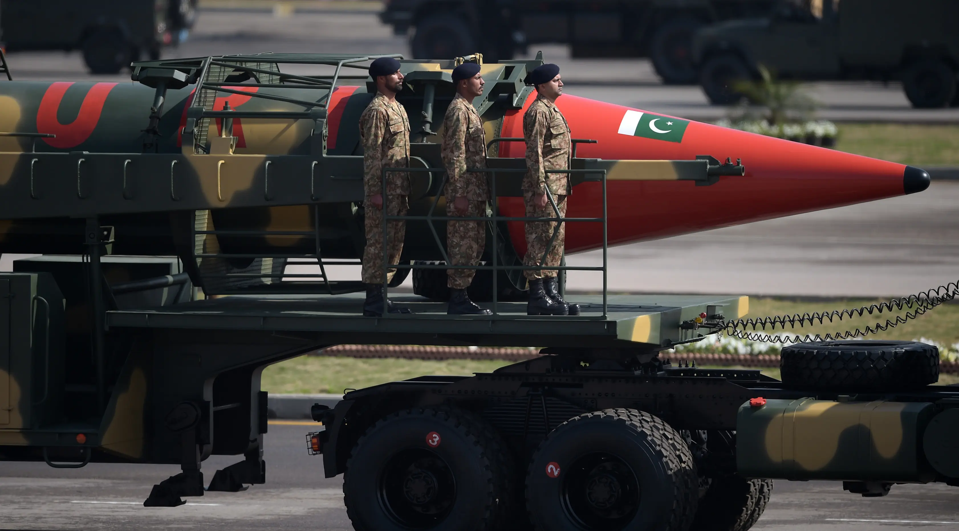 Rudal Ghauri berkemampuan daya ledak nuklir diperlihatkan saat parade Hari Militer Pakistan di Islamabad, (23/3). Parade ini menampilkan tank kelas berat, rudal balistik hingga rudal Ghauri berkemampuan daya ledak nuklir. (AFP Photo / Aamir Qureshi)