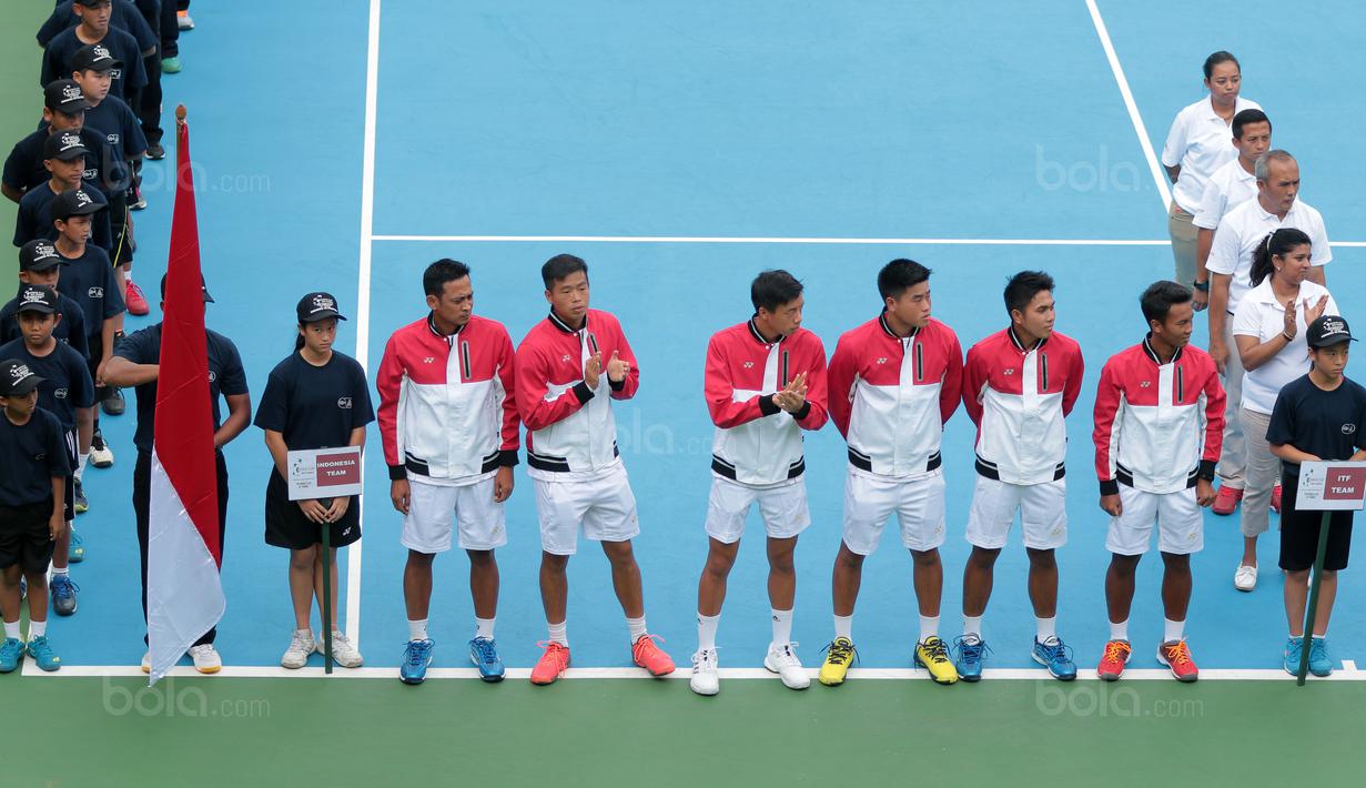 Para petenis Indonesia mengikuti pembukaan Davis 2018 grup dua Asia/Oceania di Senayan, Jakarta, Sabtu (3/2/2018). Indonesia berebut satu tiket  ke babak kedua dengan Filipina. (Bola.com/Nick Hanoatubun)