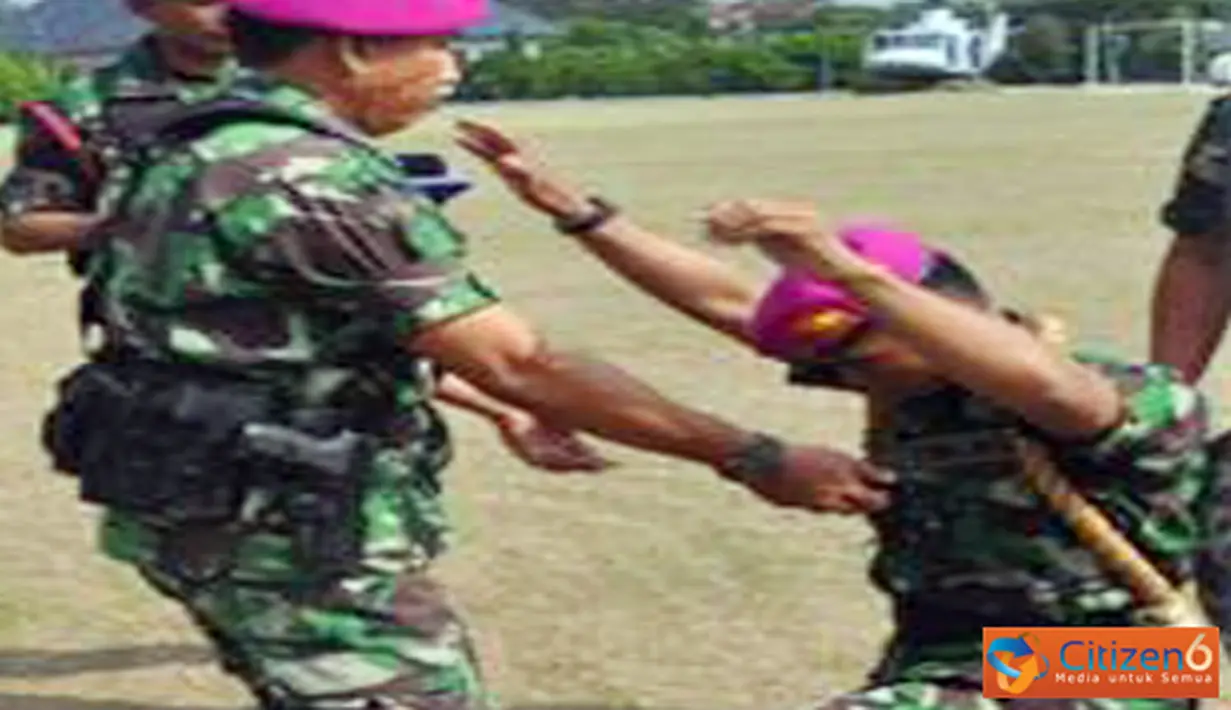 Citizen6, Surabaya: Pasukan Elit TNI AL bertambah 30 orang setelah mengikuti Diktaifib Angkatan ke - 38 di Lapangan Apel Kodikmar Gunungsari, Surabaya, Kamis (14/6). (Pengirim: Mayor Laut (KH) Rohman Arif).