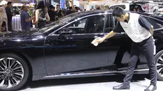 Petugas membersihkan sidik jari yang menempel pada mobil saat pameran Gaikindo Indonesia International Auto Show (GIIAS) 2019 di ICE BSD, Tangerang, Sabtu (20/7/2019). Agar terlihat bersih, pekerja jasa itu bertugas memoles kendaraan selama berlangsungnya GIIAS 2019. (Liputan6.com/Angga Yuniar)