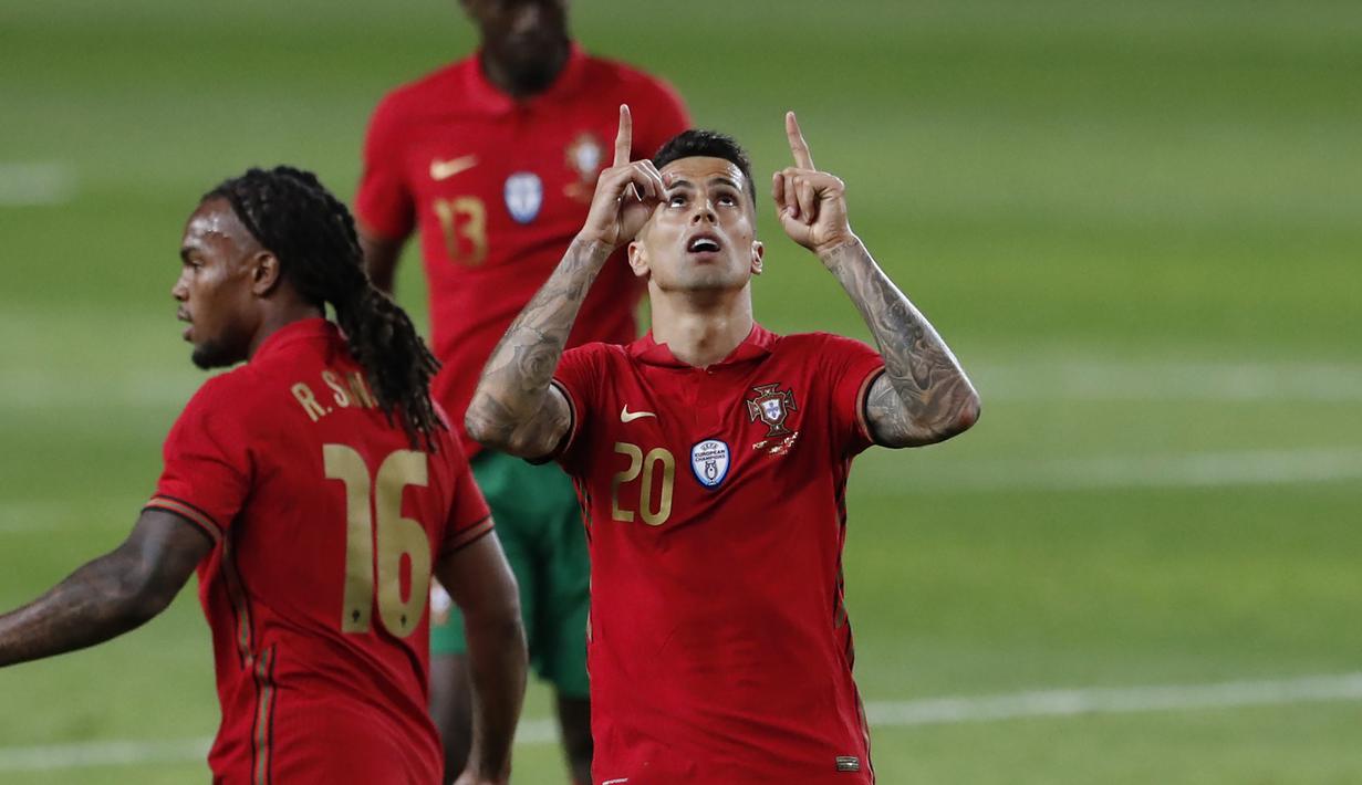 Bek Portugal, Joao Cancelo melakukan selebrasi usai mencetak gol ketiga Portugal ke gawang Israel dalam laga uji coba menjelang Euro 2020 di Jose Alvalade Stadium, Lisbon, Rabu (9/6/2021). Portugal menang 4-0 atas Israel. (AP/Armando Franca)
