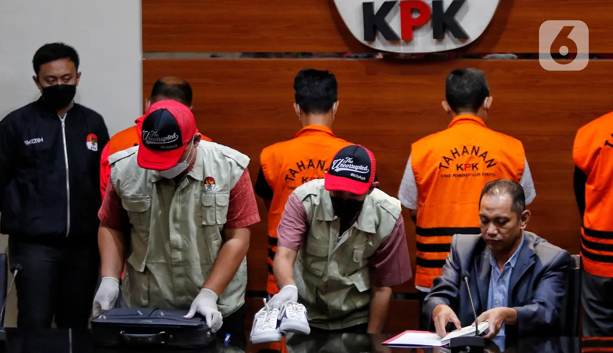 Wakil Ketua KPK, Nurul Ghufron (kanan) mengatakan Wali Kota Bandung Yana Mulyana akan menghuni sel tahanan di Gedung Merah Putih KPK dalam 20 hari ke depan. (Liputan6.com/Angga Yuniar)