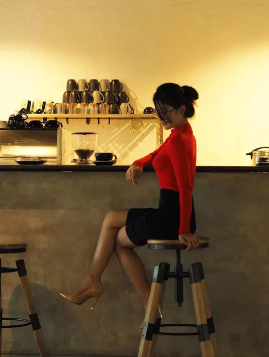 Paduan warna hitam untuk skirt dan warna merah untuk atasannya sangat cocok dikenakan oleh Delia Husein. Penampilannya pun terlihat makin seksi, apalagi dengan heels berwarna khaki yang dipakainya. (Instagram/deliahusein)