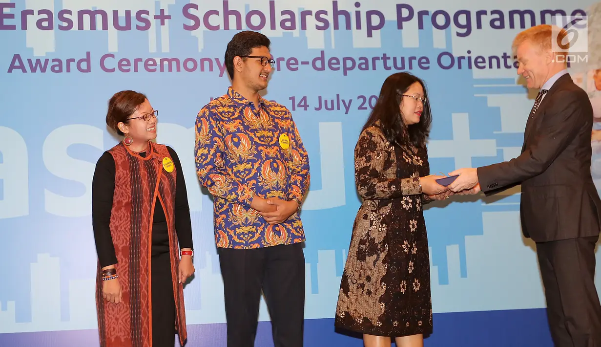 Duta Besar Uni Eropa untuk Indonesia, Vincent Guérend (kanan) memberikan cinderamata kepada Pjs Direktur Kawasan Amerika dan Eropa Kemenlu Virdiana Ririen Hapsari pada acara penerima beasiswa Erasmus+ di Jakarta, Sabtu (14/7). (Liputan6.com)