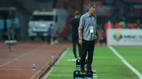 Pelatih kepala Bali United, Stefano "Teco" Cugurra saat menghadapi Persija Jakarta pada laga pekan ke-13 BRI Liga 1 2023/2024 di Stadion Patriot Candrabhaga, Bekasi, Minggu (24/9/2023) malam WIB. (Bola.com/M Iqbal Ichsan)