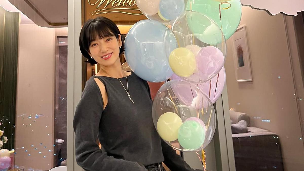 6 Potret Terbaru Park Shin Hye Tampil Awet Muda dengan Potongan Rambut Super Pendek dan Poni Depan