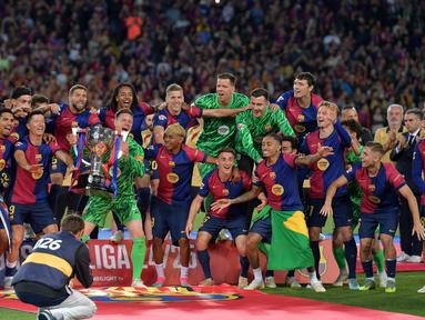 Para pemain Barcelona merayakan gelar Liga ke-28 usai pertandingan sepak bola Liga Spanyol melawan Villarreal CF di Estadi Olimpic Lluis Companys pada 18 Mei 2025. (MANAURE QUINTERO/AFP)