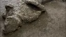 Salah satu dari dua jasad diyakini sebagai orang kaya dan budak prianya yang melarikan diri dari letusan gunung berapi Vesuvius hampir 2.000 tahun lalu, di pinggiran kota Romawi kuno Pompeii. Penemuan diumumkan otoritas arkeologi Italia pada Sabtu (21/11/2020). (Parco Archeologico di Pompei via AP)