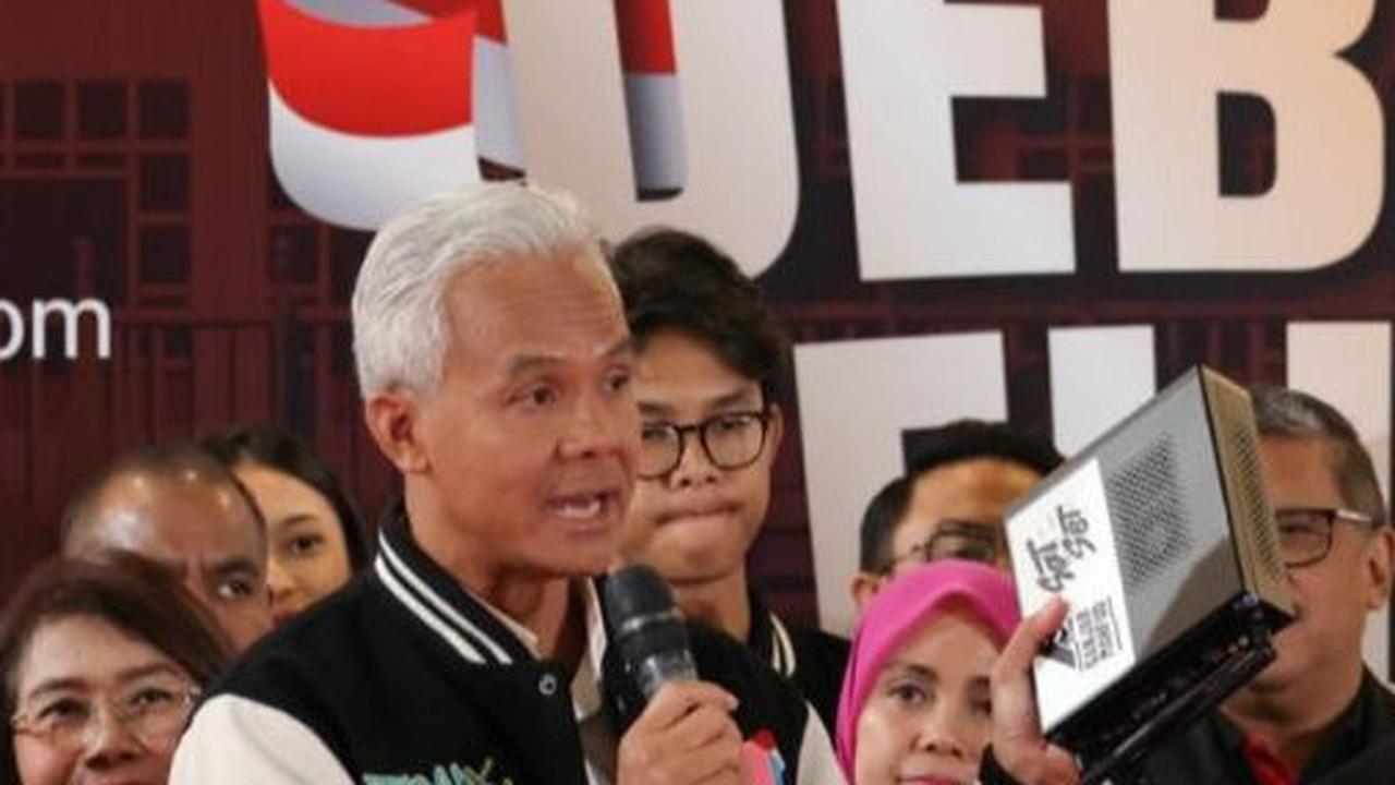 VIDEO: Ganjar Mendadak Pamer Alat Canggih untuk Internet Gratis & Bahas Bansos Usai Debat