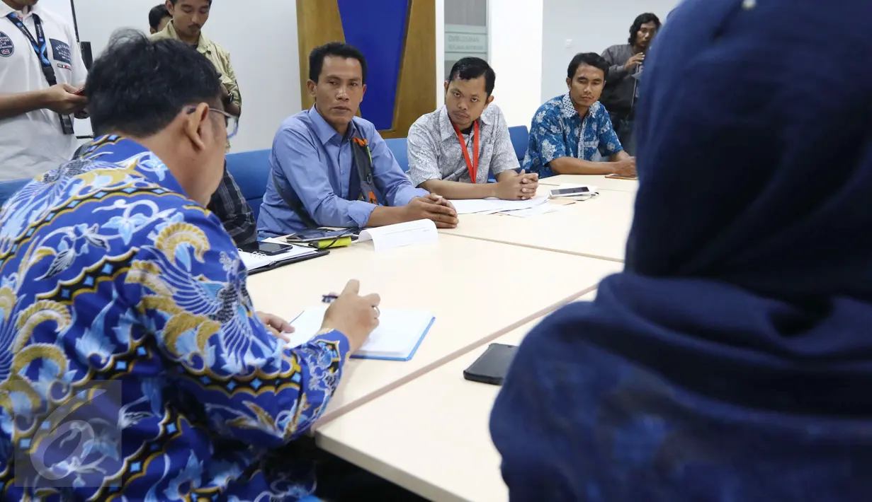 Perwakilan dari Forum Peduli Pulau Pari, Sahrul Hidayat (kemeja biru) bersama warga Pulau Pari mengadakan pertemuan dengan asisten Bidang Penyelesaian Laporan ORI,  Nugroho Eko di Gedung Ombudsman RI, Jakarta, Senin (6/3). (Liputan6.com/Helmi Afandi)