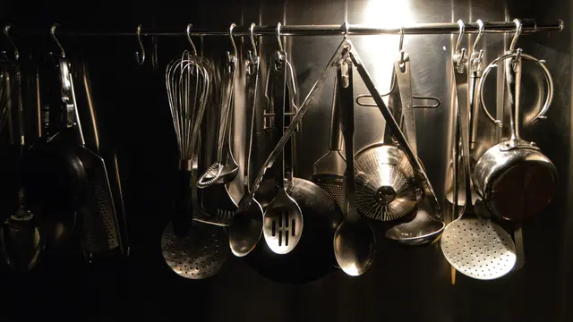 Contoh ilustrasi peralatan dapur berbahan besi