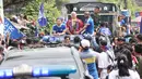 Pemain Persib Bandung, Marc Klok, Victor Igbonefo dan pelatih Bojan Hodak berjuang ekstra saat menembus ribuan Bobotoh yang memadati sepanjang jalan rumah Bos Persib Bandung, Umuh Muchtar, di Tanjungsari, Sumedang, Sabtu (2/6/2024). (Bola.com/M Iqbal Ichsan)