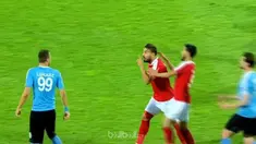Mardik Mardikian diganjar kartu merah karena menyikut lawan, kemudian memulai pertikaian di lapangan ketika timnya Al Jazeera imba...