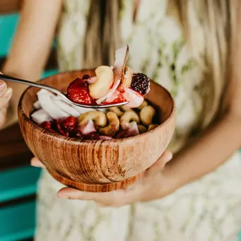 Penggunaan bahan berbasis nabati menjadi salah satu alasan smoothie bowl banyak dipilih sebagai alternatif sarapan (Sumber: Pexels.com)