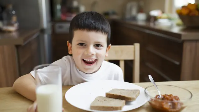 Lebih Dari Sekadar Rutinitas, Ini Alasan Mengapa Anak Harus Sarapan Sebelum Sekolah (photo by freepik.com)